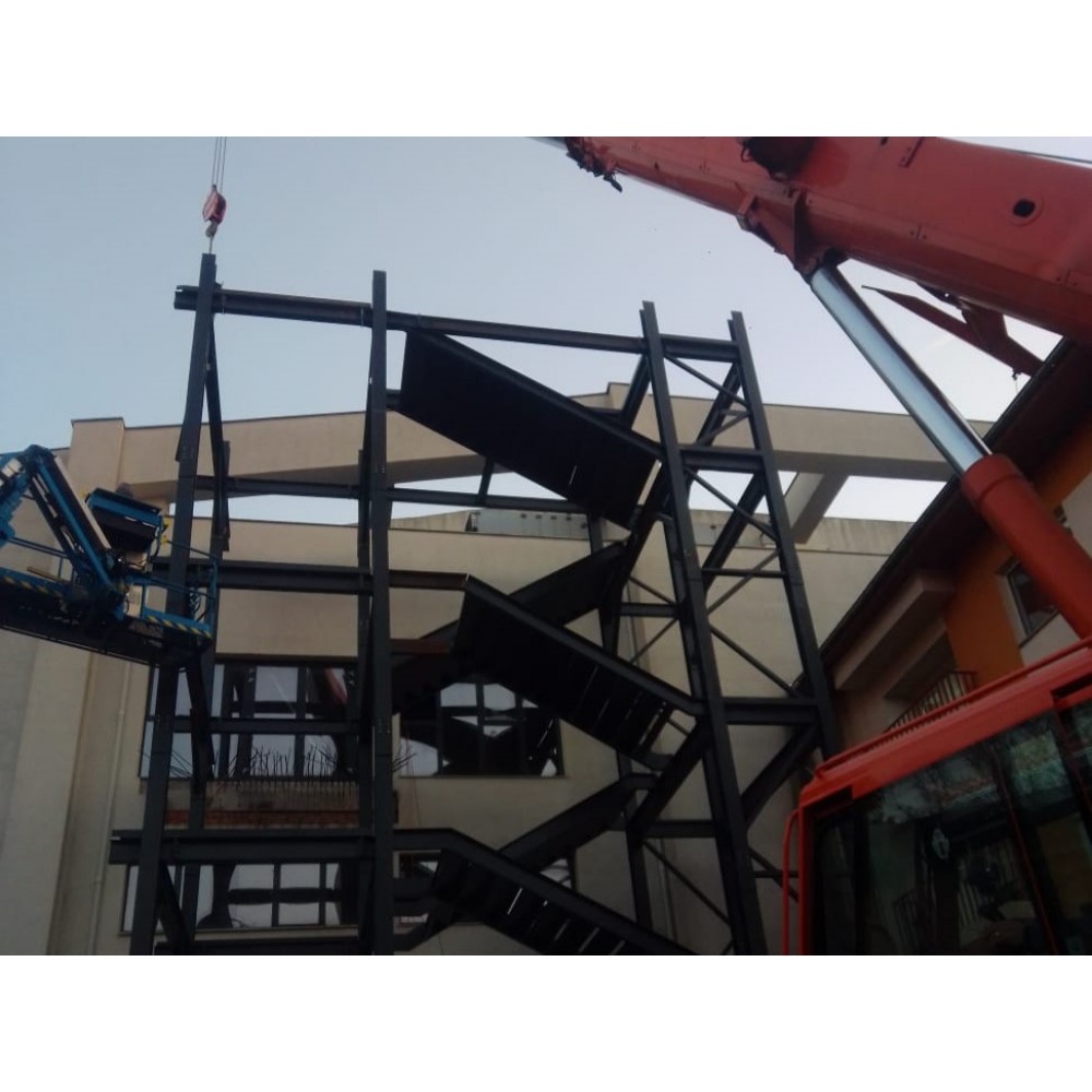 Realizare structura metalica scara exterioara incendiu. Facultatea Hidrotehnica.